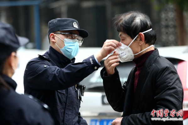 面对感染者，从紧张害怕到跟踪帮助