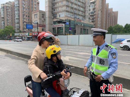 高光之外的“中国英雄交警”