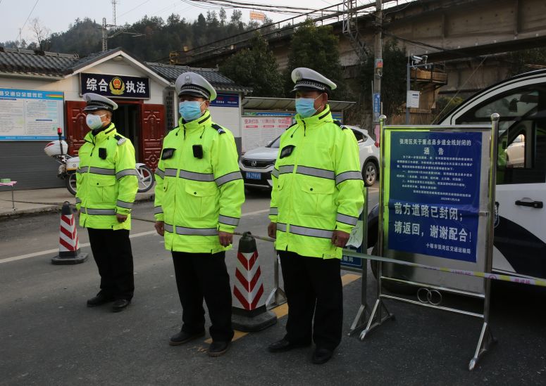 交警在区乡封闭道路值守