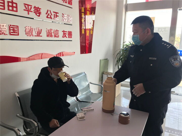 暖心！重庆小伙蜷居车内十余天 民警倾力帮助回家